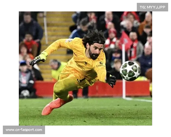 点球大战门将扑救后指天悼念亡父，全场静默