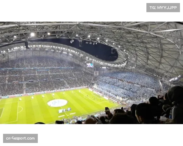马赛球迷在客场看台展示巨幅TIFO
